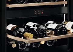 IL MICROCLIMA PERFETTO IN UN ESSENZIALE DESIGN TOTAL BLACK:  AEG FIRMA UNA NUOVA GAMMA DI CANTINETTE  DEDICATA AI PIÙ RAFFINATI INTENDITORI