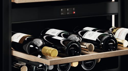 IL MICROCLIMA PERFETTO IN UN ESSENZIALE DESIGN TOTAL BLACK:  AEG FIRMA UNA NUOVA GAMMA DI CANTINETTE  DEDICATA AI PIÙ RAFFINATI INTENDITORI
